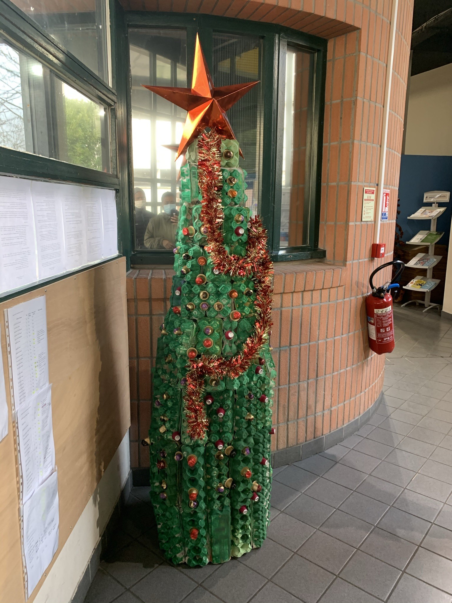 Exposition du sapin ecolo de bal l a jacques brel