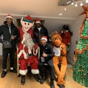 Pere noel et les grands jeunes de bal l