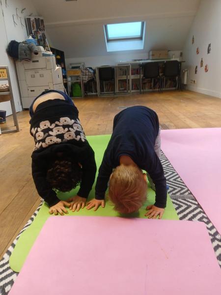 Deux enfants pratiquent une posture de yoga